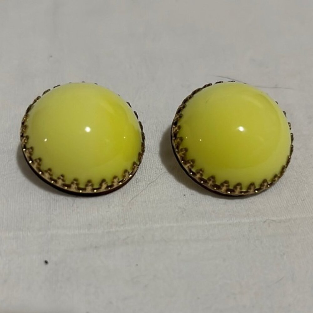 Vintage Gold Tone With Sunshine Yellow Stone Round Clip-On Earrings